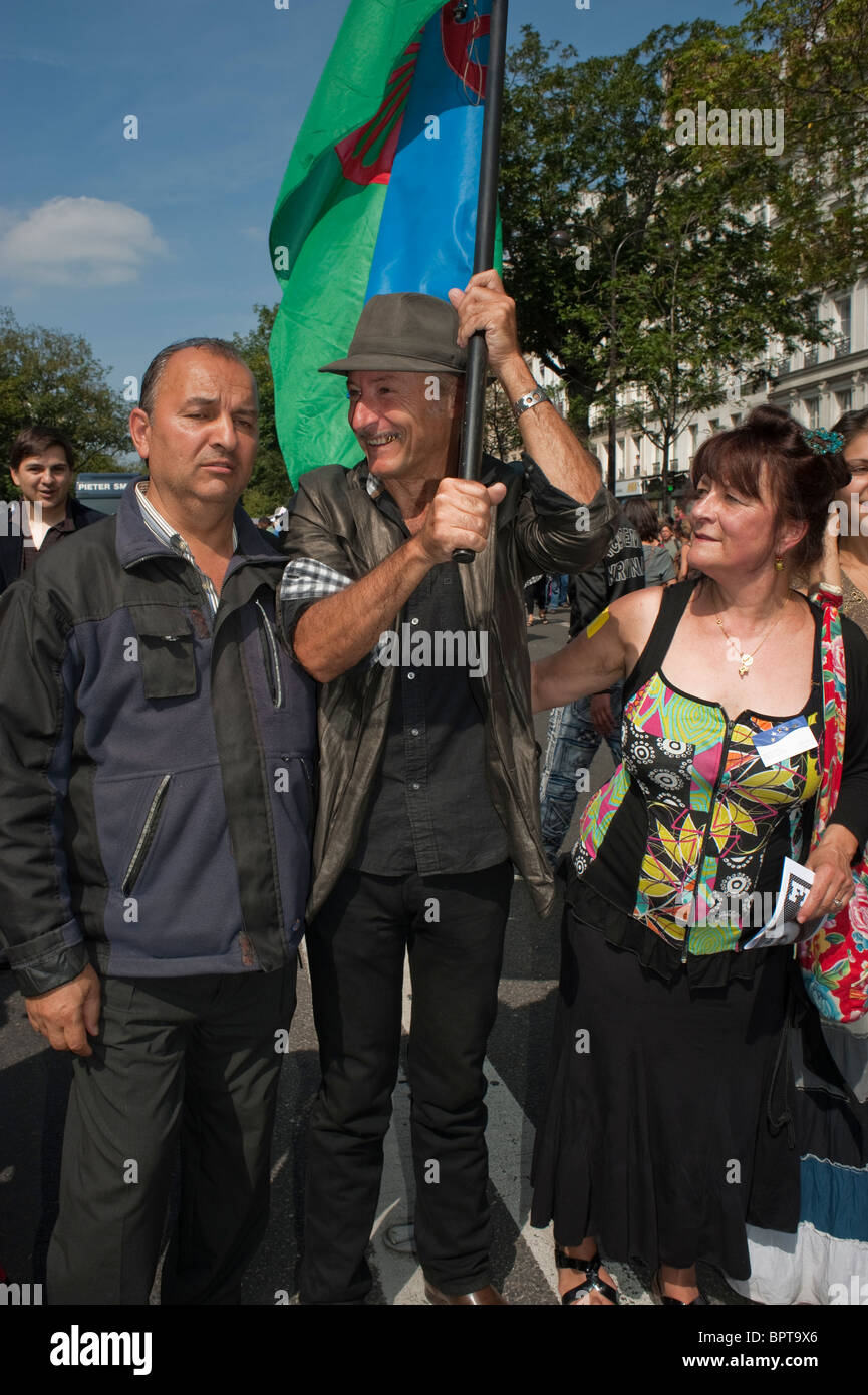 Paris, France, Groupe de personnes, tenant des drapeaux, à 'Ligue des droits de l'homme" des protestations contre la décision du gouvernement d'expulser les Roms, Gitans, étrangers Banque D'Images