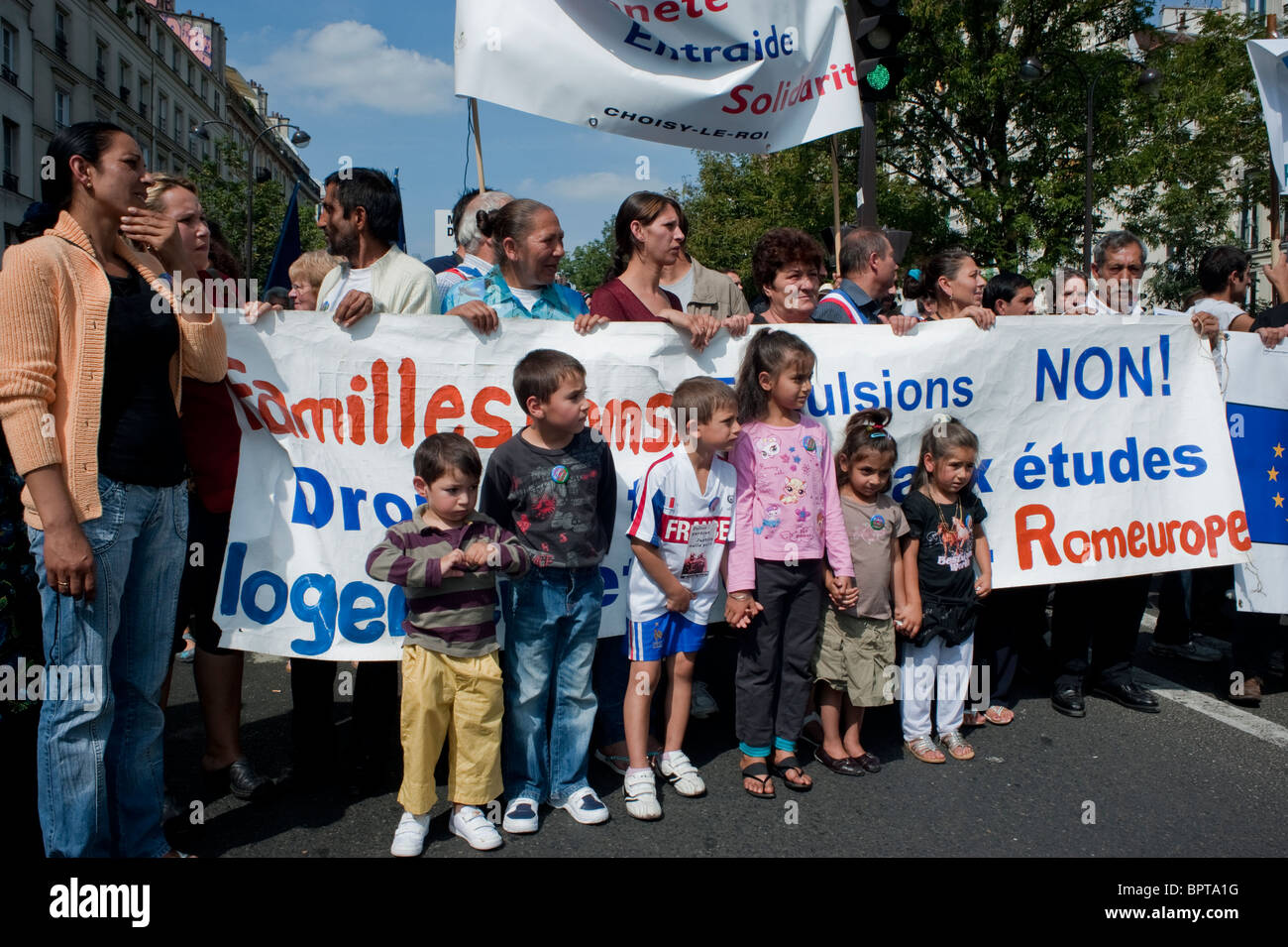 Paris, France, ONG "Ligue des droits de l'homme", protestation contre la décision du gouvernement d'expulser de France les Tsiganes étrangers, les Roms, les familles dans la rue avec des enfants, tenir des affiches de protestation des immigrants, militants des droits humains, protestation des familles migrantes, enfants (diversité) france protestations de l'immigration migrante Banque D'Images