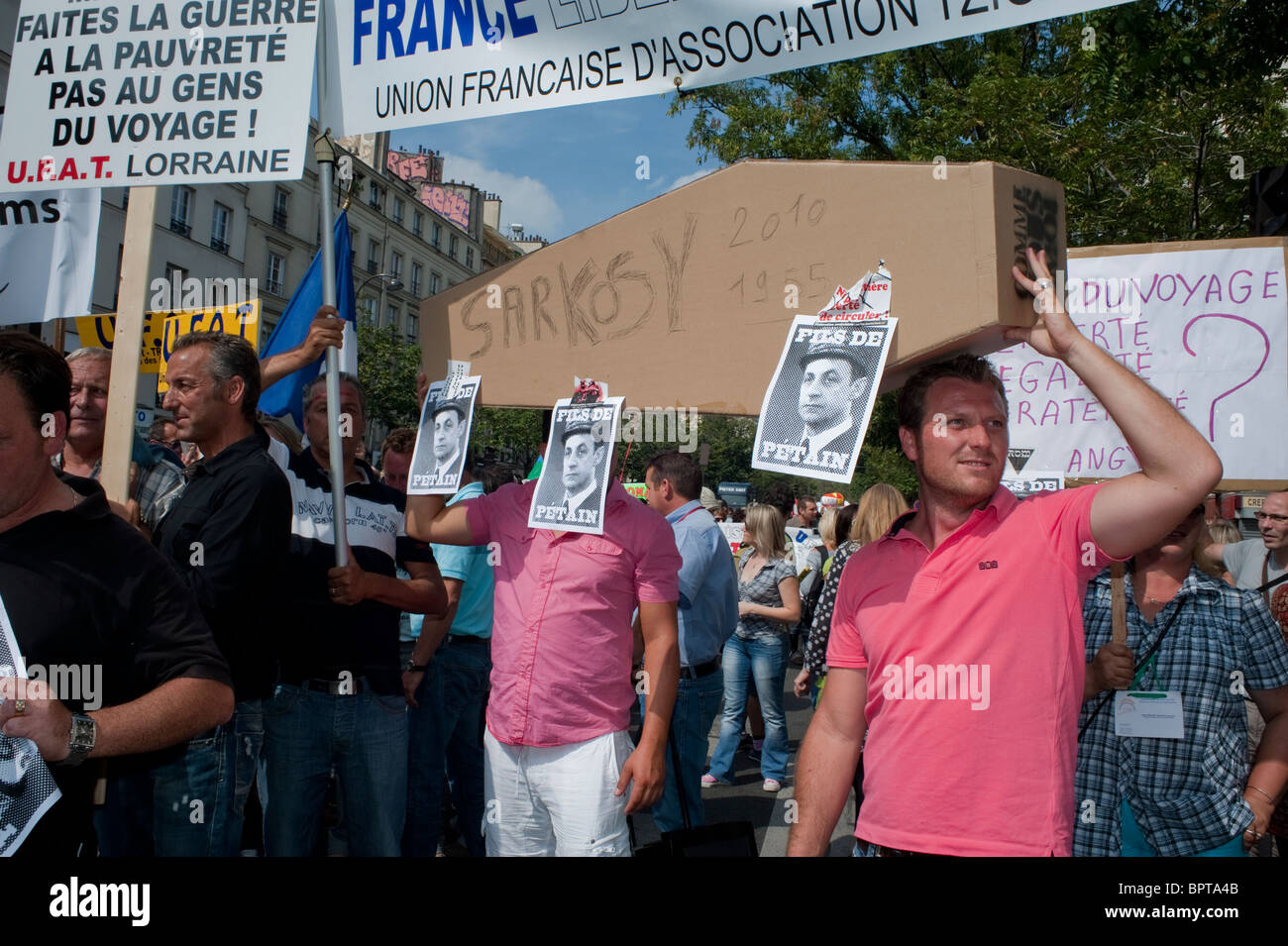 Paris, France, foule dans la rue, manifestation, manifestation de la « Ligue des droits de l'homme » contre la décision du gouvernement d'expulser les Tsiganes étrangers, Romas, de France, portant de faux Coffin, signes de protestation activiste, rassemblement pour manifestations de xénophobie, rassemblement d'immigration Banque D'Images