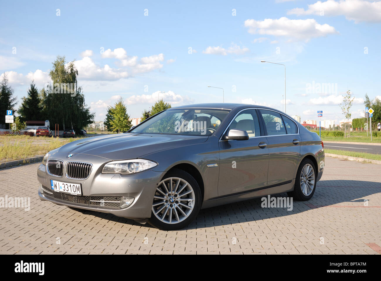 BMW 535i - 2010 - Mon argent métallisé - quatre portes (4D) - L'Allemand Premium berline de classe supérieure, E segment (segment exécutif) - Ville Banque D'Images