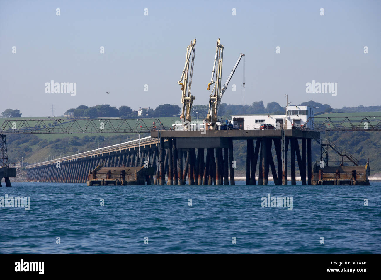 Fin de la jetée à cloghan huile point terminal dans le lac de Belfast Irlande du Nord uk Banque D'Images