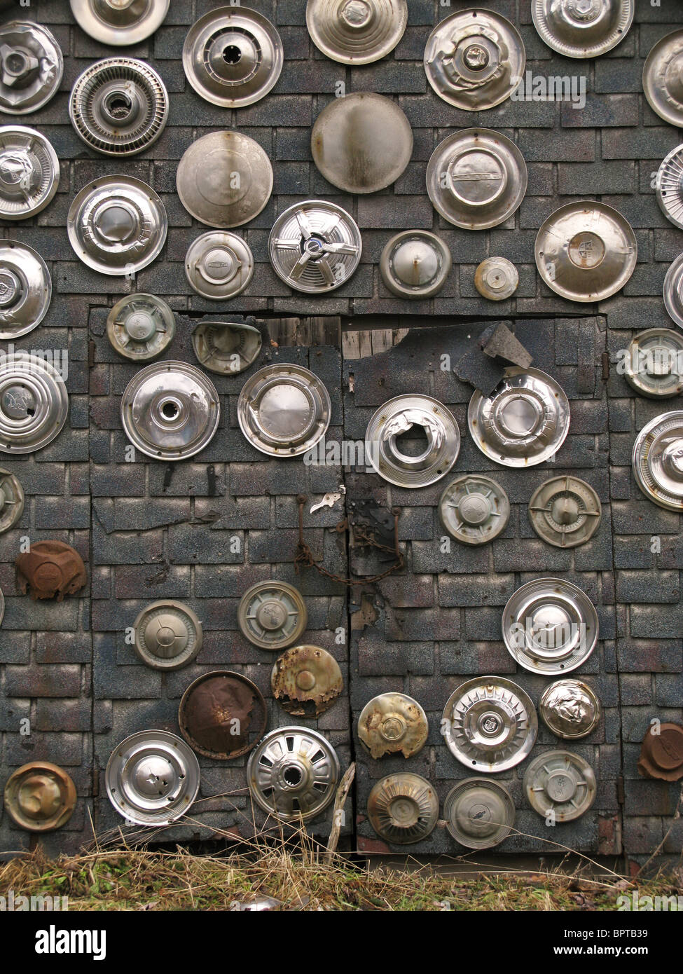 Maison de mur mur enjoliveurs décoration design rond rond chromé ancien recycler réutiliser Banque D'Images