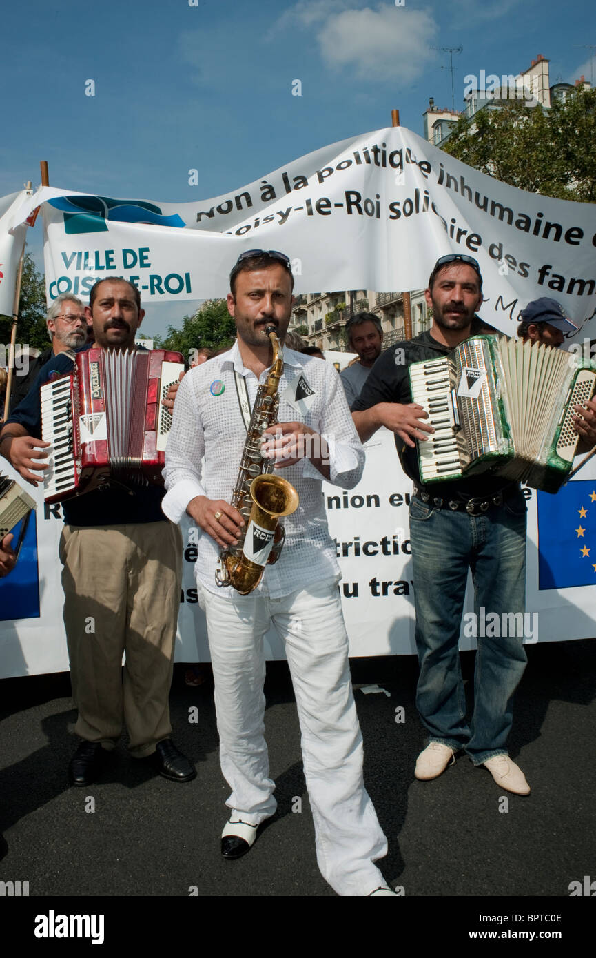 Paris, France, Lea-gue of Rights of Man Protest contre Sarkozy décision du gouvernement d'expulser les Tziganes étrangers, les Roms, les musiciens marchant sur la rue, les protestations soutiennent les droits d'immigration Banque D'Images