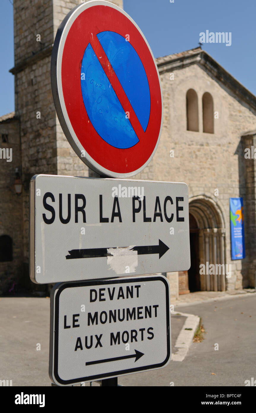 Aucun signe de stationnement français 'Sur la Place' / 'Dtère le monument aux morts' Banque D'Images