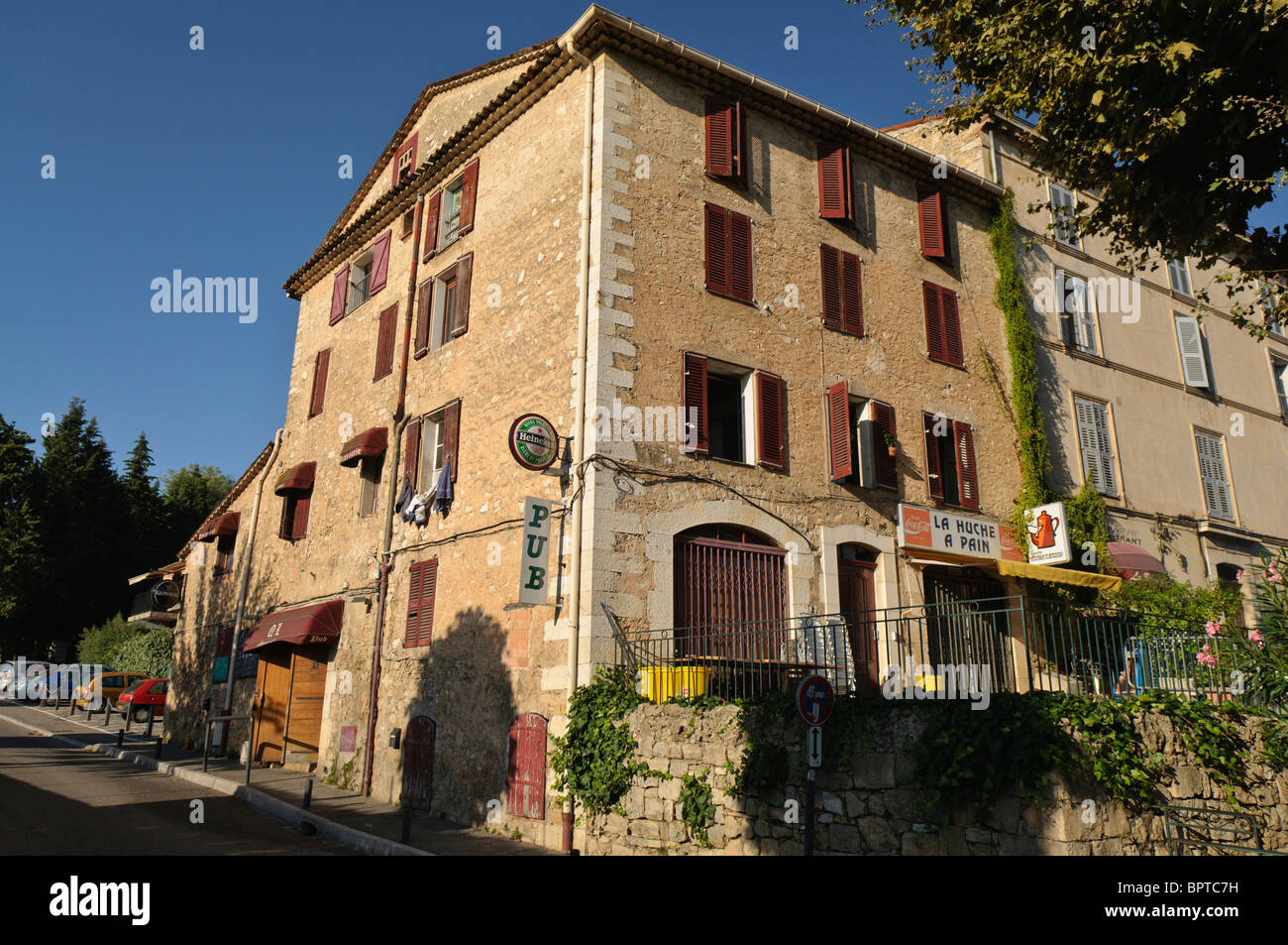 Pub dans le village de Valbonne. Banque D'Images