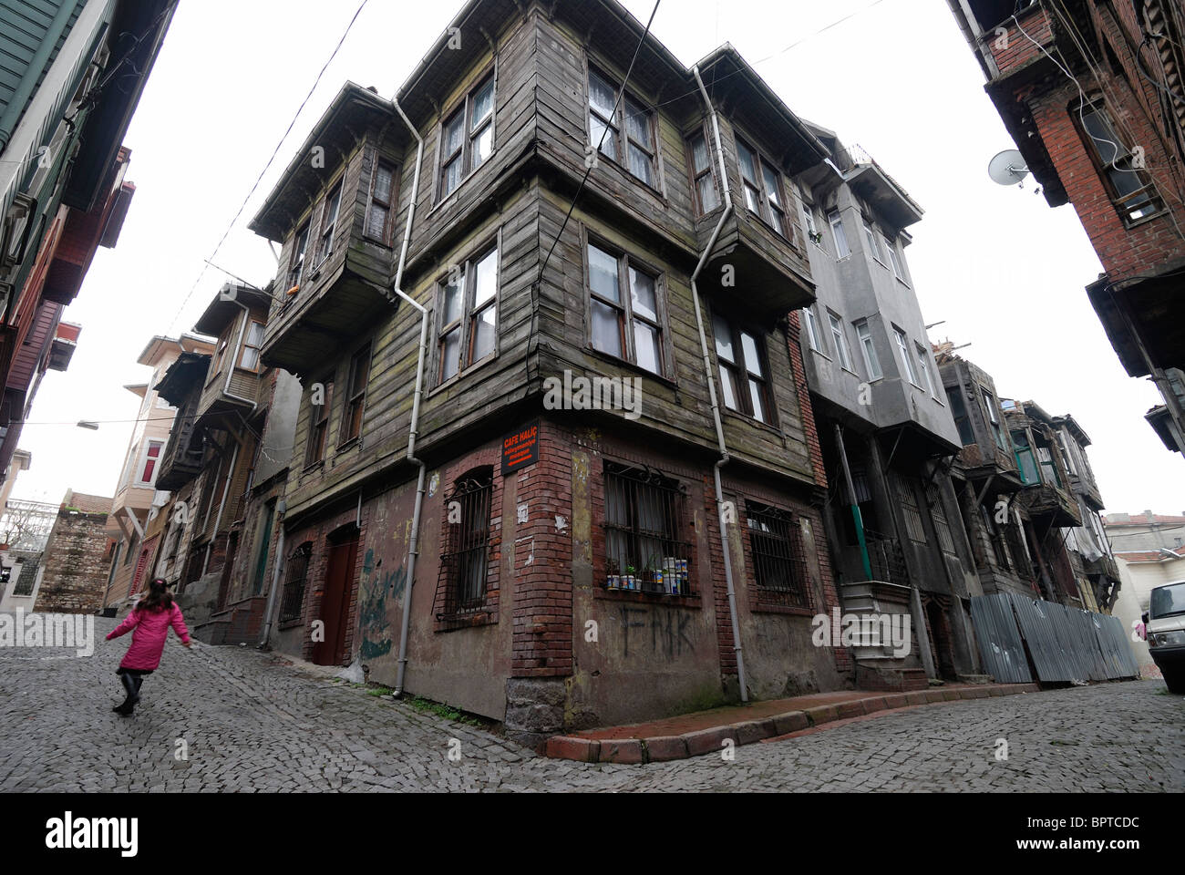 Istanbul. La Turquie. Bâtiments en bois d'époque ottomane délabrées dans le district de Suleymaniye. Banque D'Images