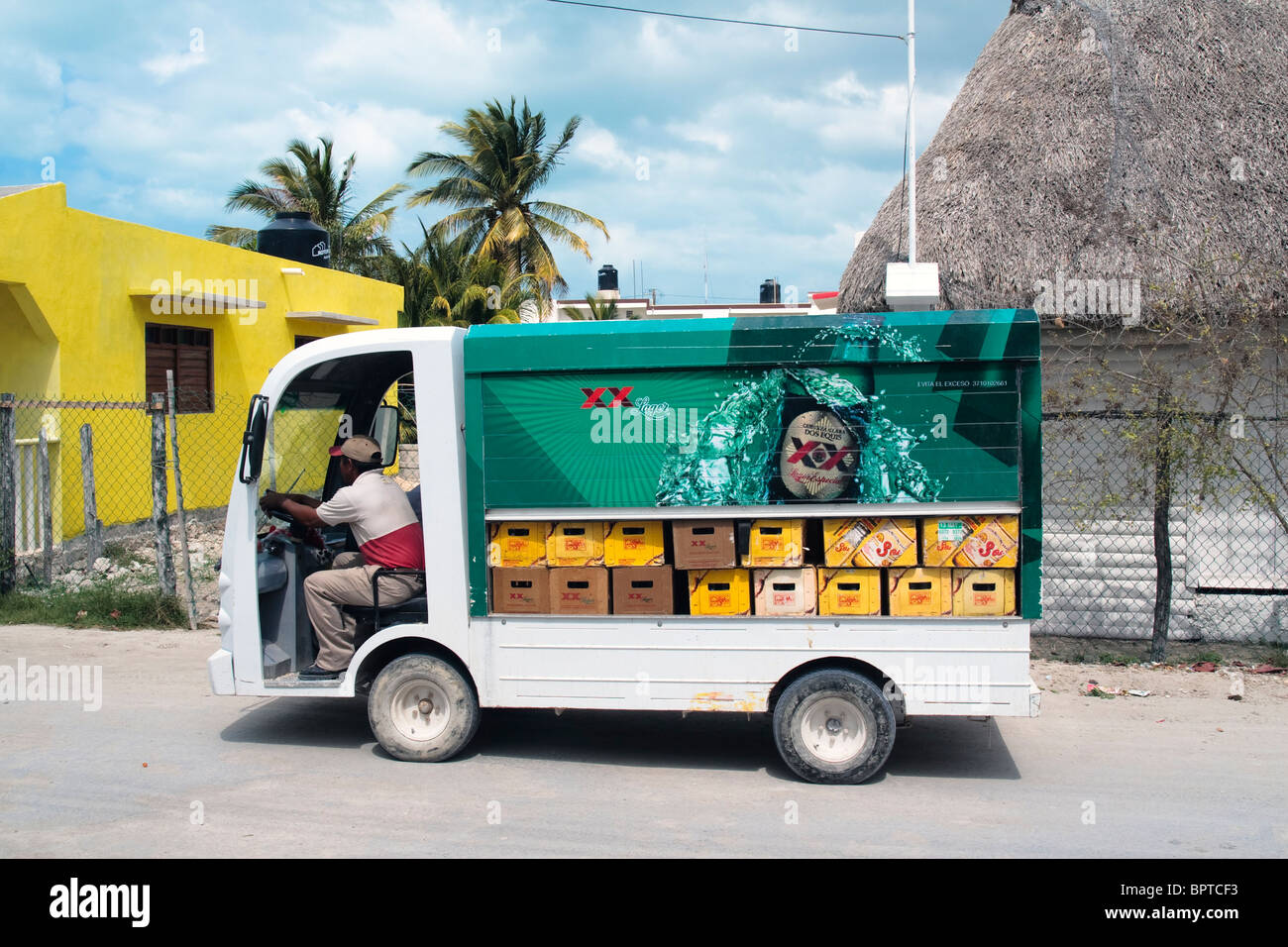 Petit camion de livraison de bière à Isla Holbox, l'état de Quintana Roo, Mexique Banque D'Images