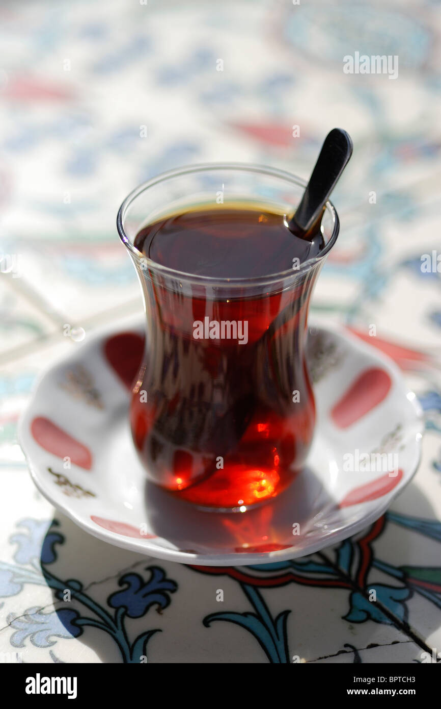 Istanbul. La Turquie. Petit verre de thé turc. Banque D'Images