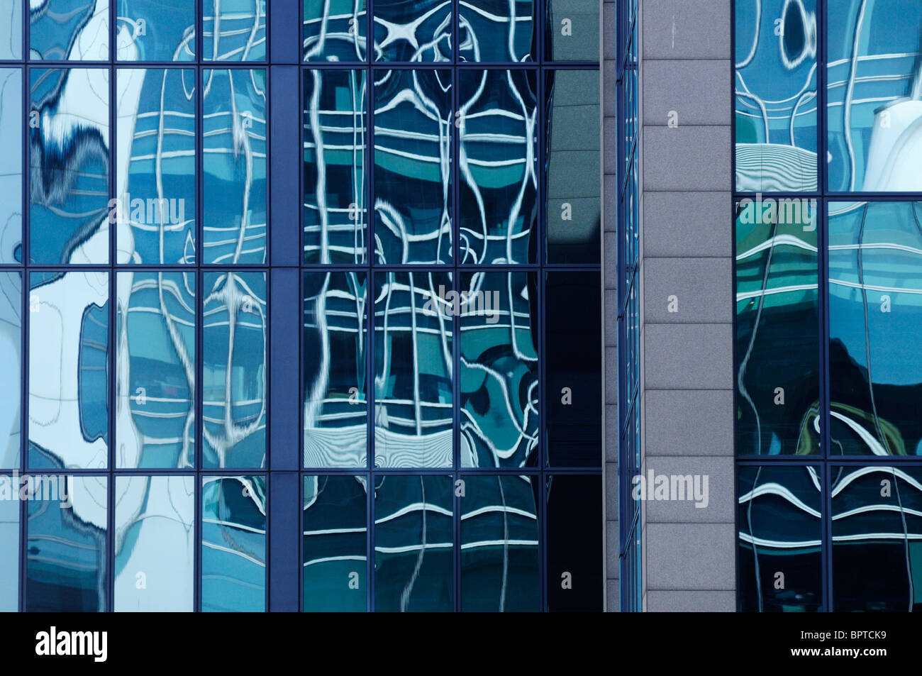 Résumé détail de réflexion des bâtiments à Canary Wharf, les Docklands, London, England, UK Banque D'Images