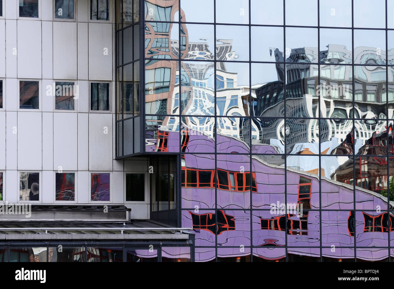 Résumé détail et de réflexion des bâtiments dans la région de Heron Quays de Canary Wharf, les Docklands, London, England, UK Banque D'Images