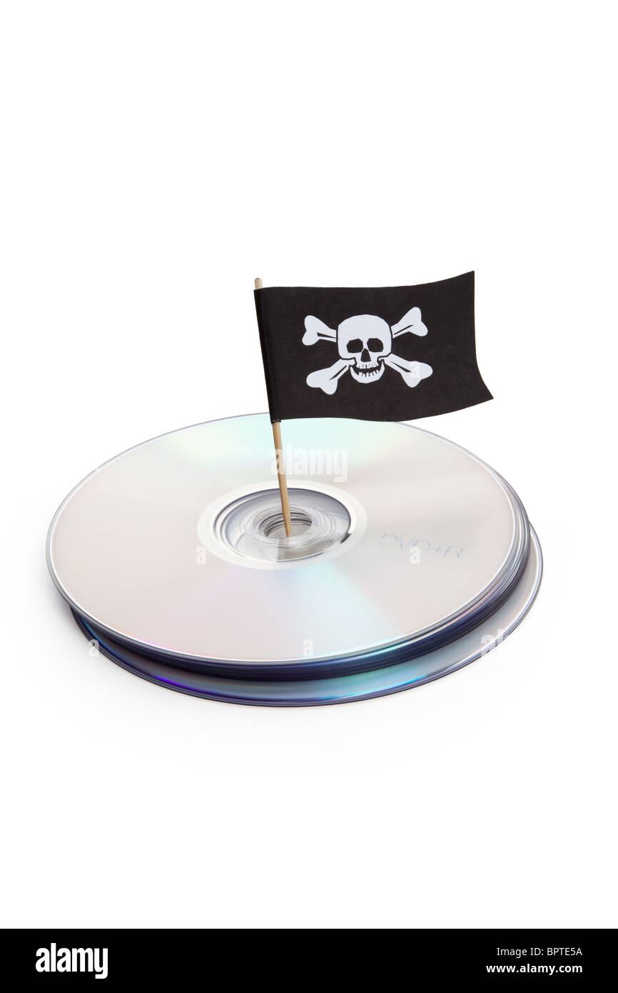 CD, DVD et d'un drapeau pirate, concept de la Piraterie Banque D'Images