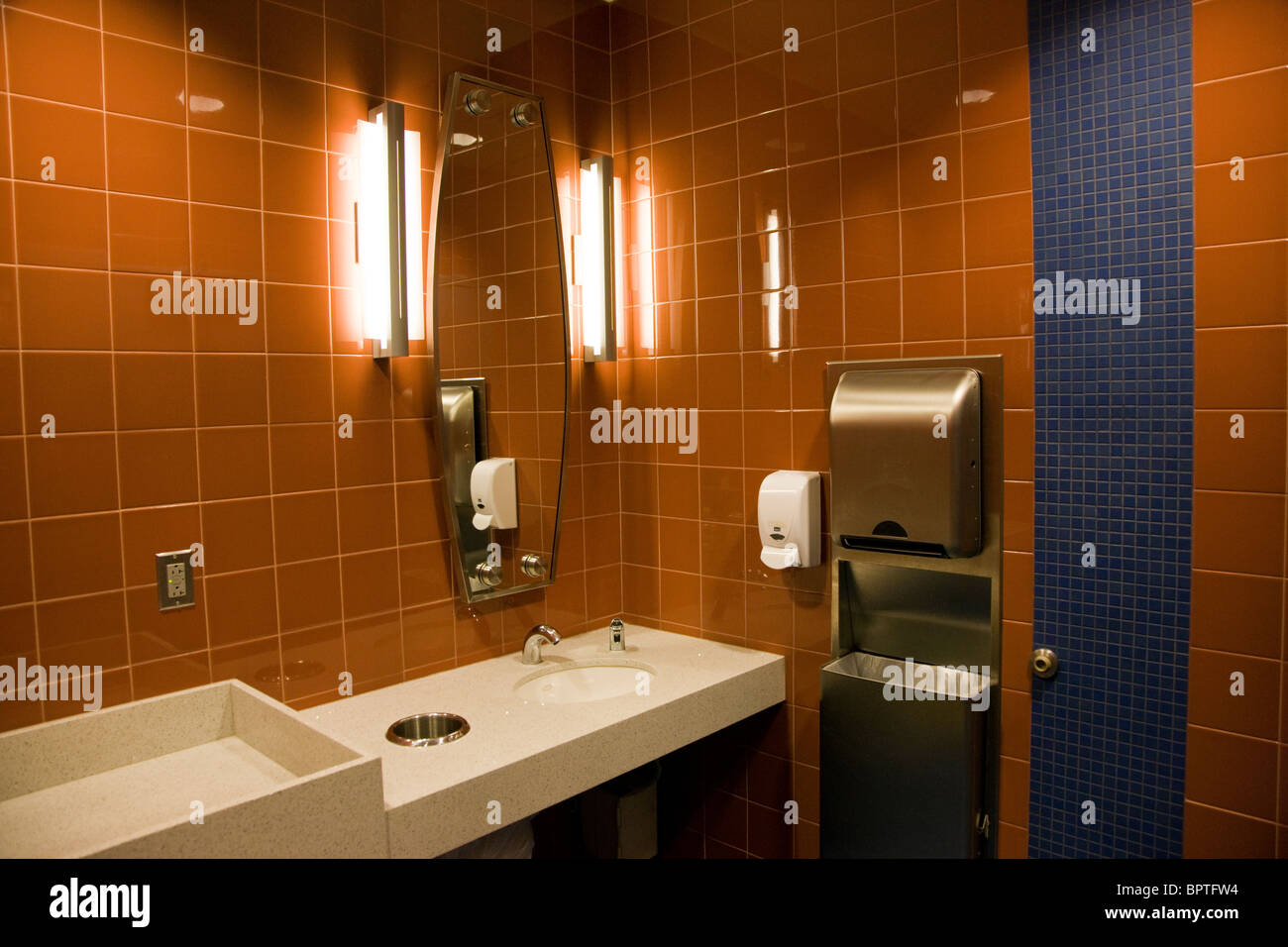 Salle de bains, wc, l'Aéroport International de Denver, Denver, Colorado, USA Banque D'Images