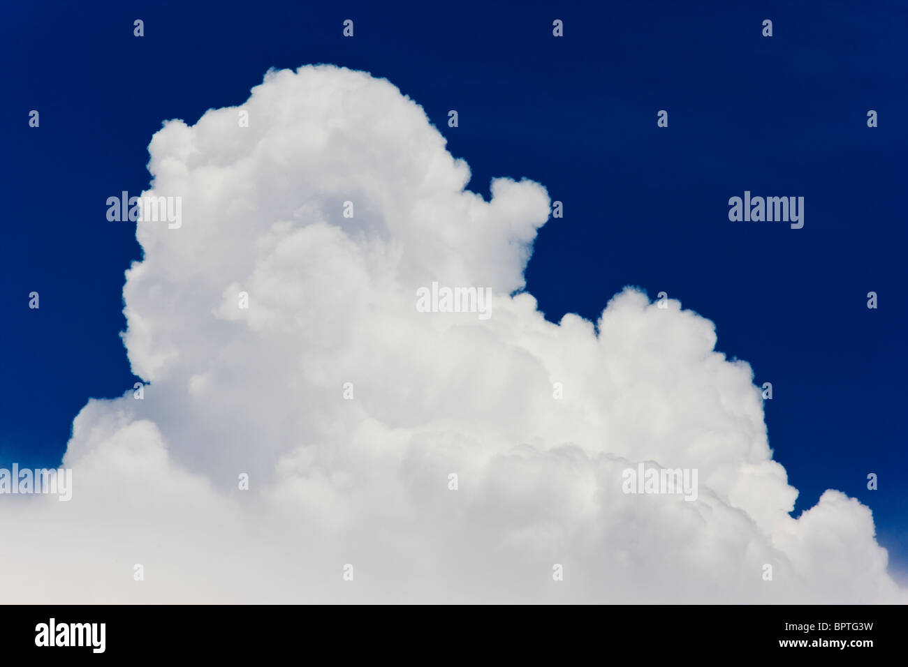 Puffy nuages cumulous blanc contre un ciel bleu au Colorado Banque D'Images