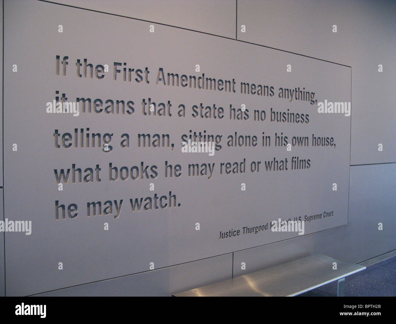 Inscription au Newseum par Thurgood Marshall Banque D'Images