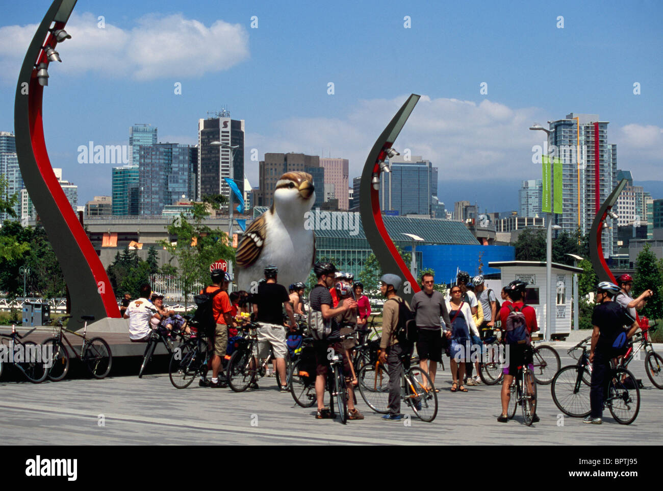 Vancouver, BC, en Colombie-Britannique, Canada - Les cyclistes se rassemblent pour une balade à vélo à l'Olympic Plaza au Village à False Creek Banque D'Images