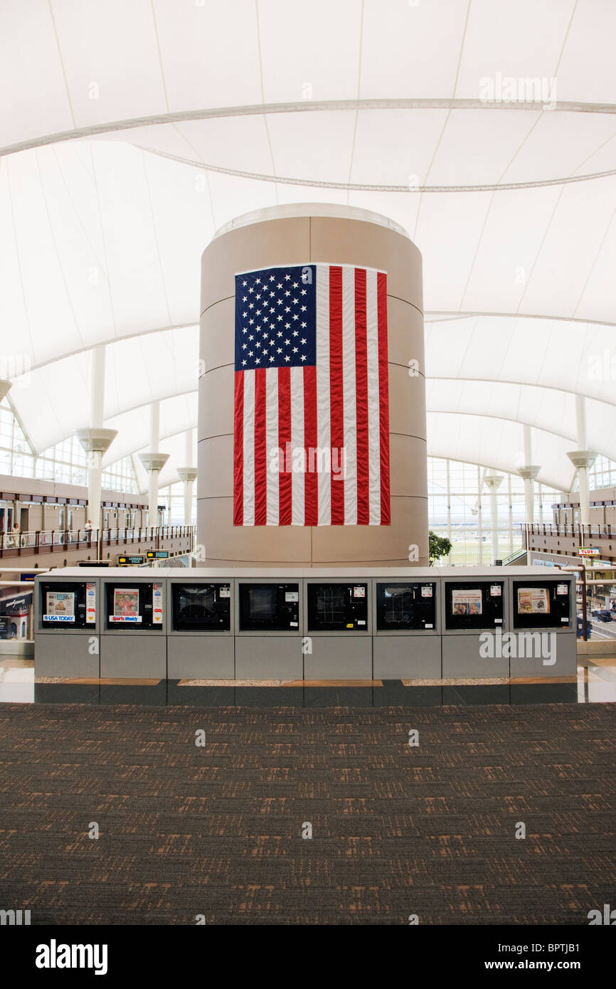 Drapeau américain, l'Aéroport International de Denver, Denver, Colorado, USA Banque D'Images