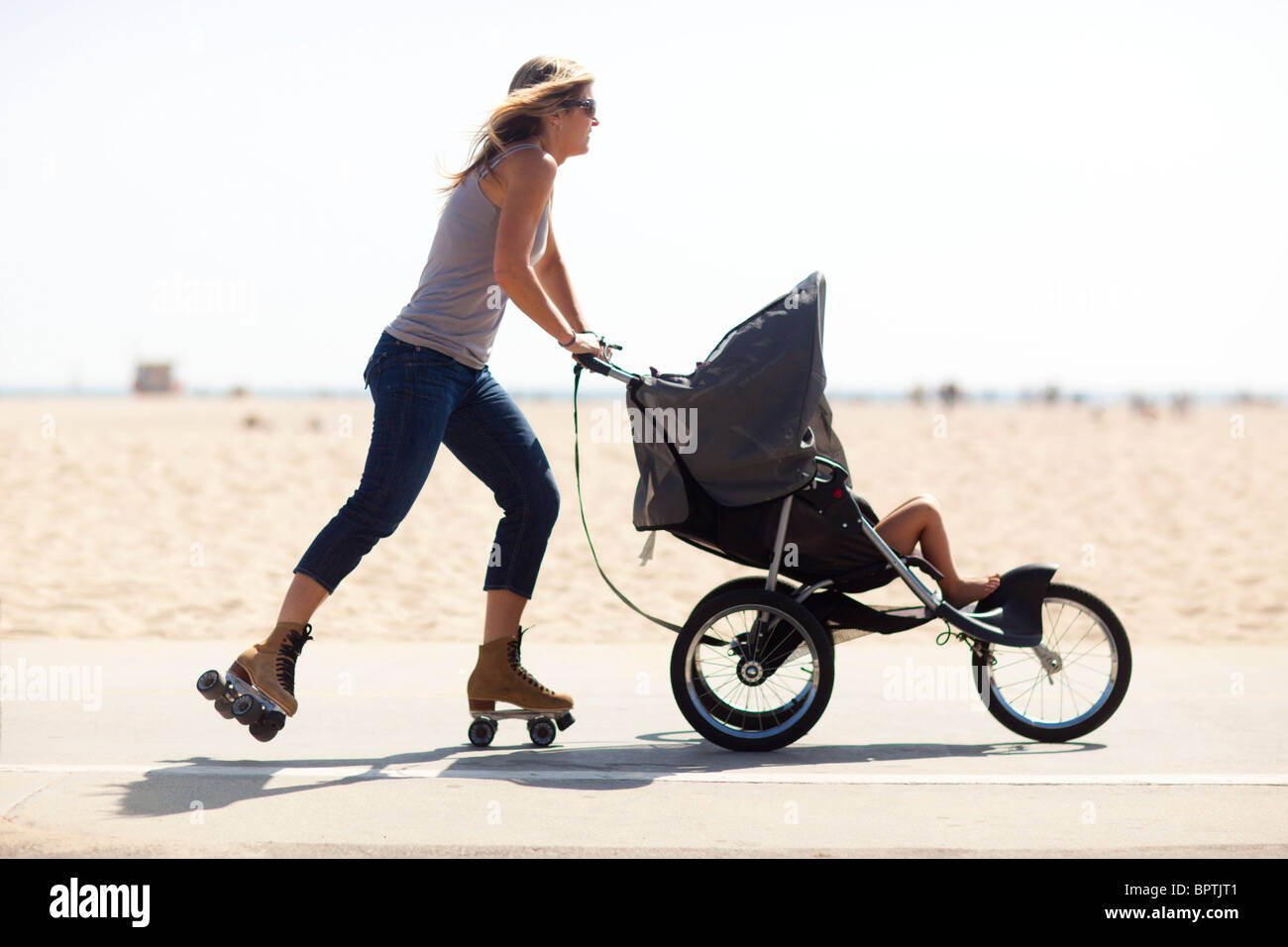 Une Mere De Roller Avec Bebe Dans La Poussette Los Angeles Californie Etats Unis D Amerique Photo Stock Alamy