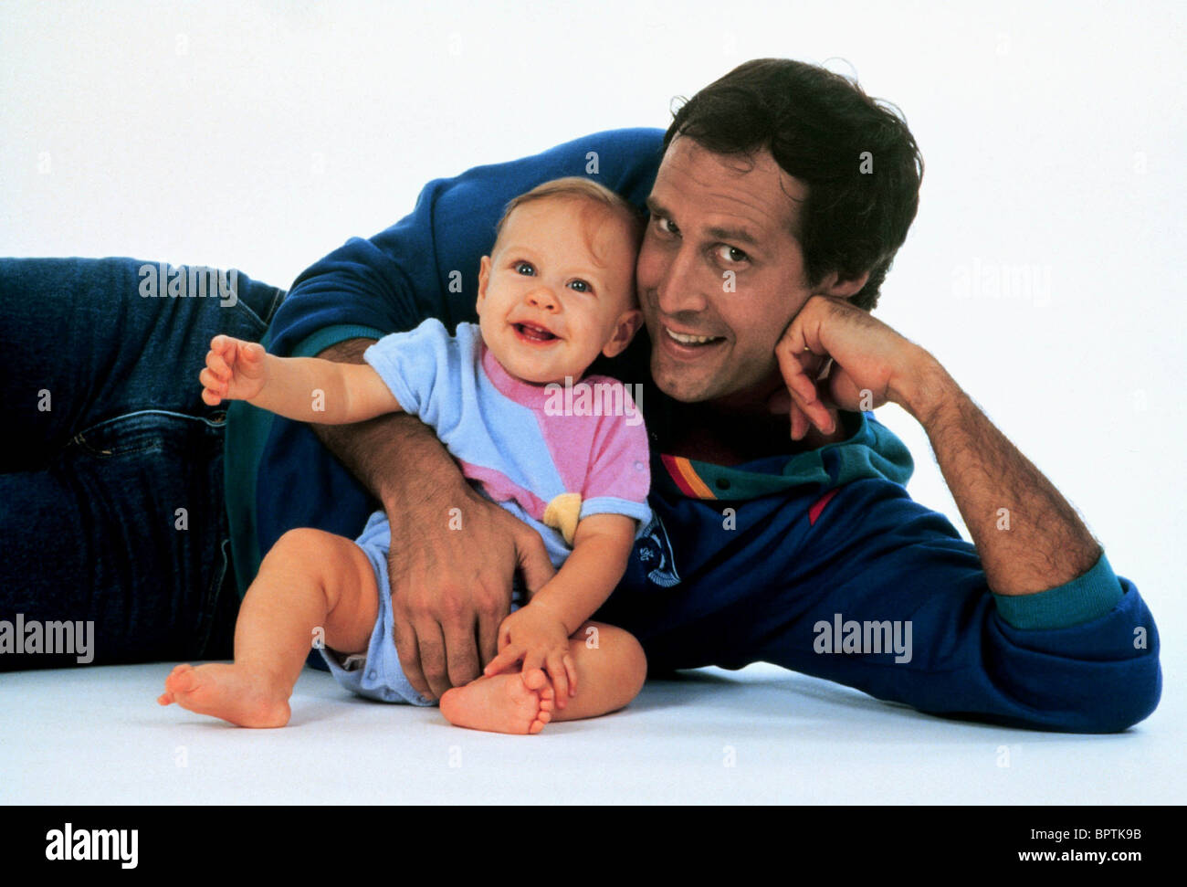 Chevy Chase Avec Bebe Acteur De Comedie 1981 Photo Stock Alamy