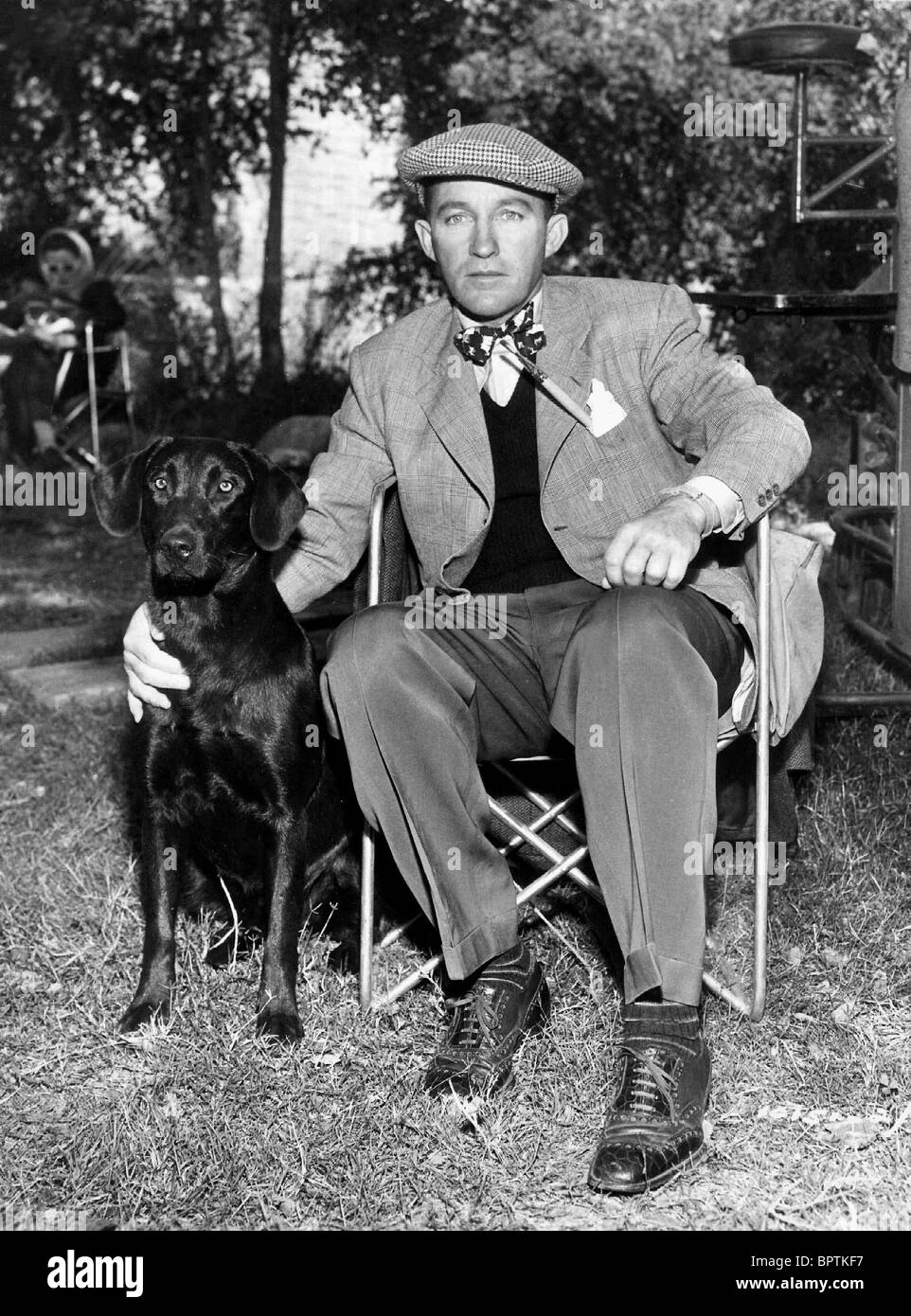 BING CROSBY & ACTEUR CHIEN chanteur et danseur (1960) Banque D'Images