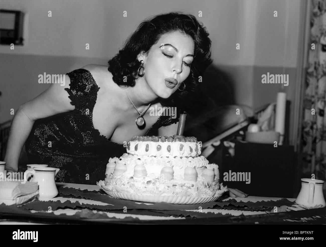 L'ACTRICE AVA GARDNER SUR 32ÈME ANNIVERSAIRE (1954) Banque D'Images