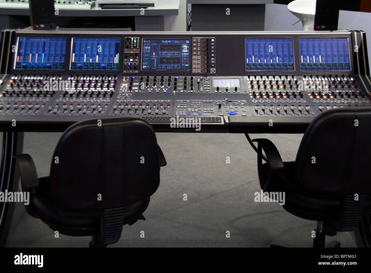Professional audio mixer 24 au studio Banque D'Images