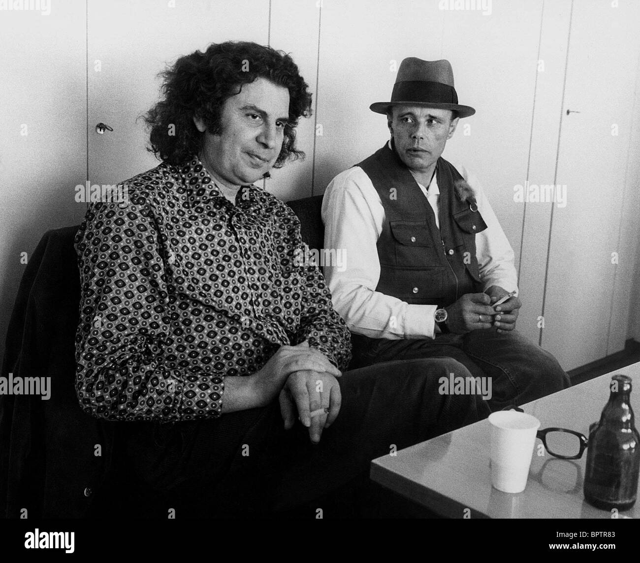 MIKIS THEODORAKIS ET JOSEPH BEUYS COMPOSER AVEC L'artiste (1971) Banque D'Images