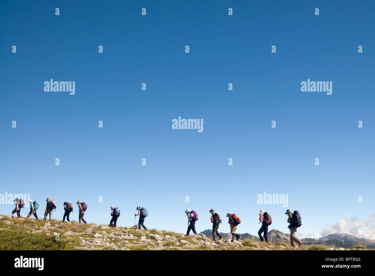 Dictionnaire en ligne de Goya, les randonneurs au-dessus du Parc National de Chūbu-Sangaku, Nagano, Japon Banque D'Images