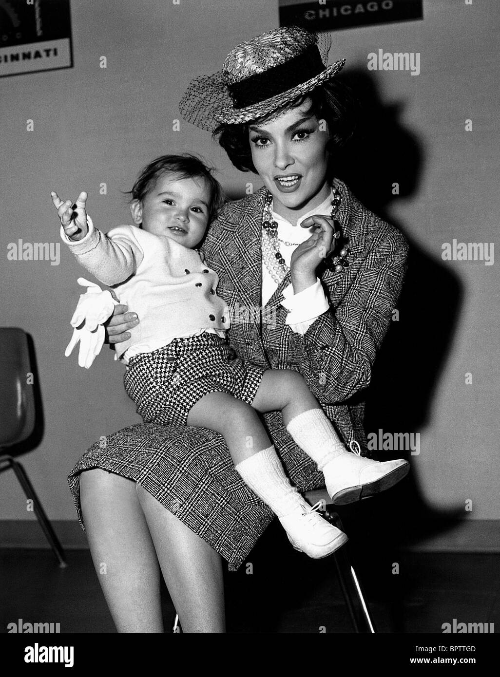 L'actrice Gina Lollobrigida & ANDREA AVEC SON (1959) Banque D'Images