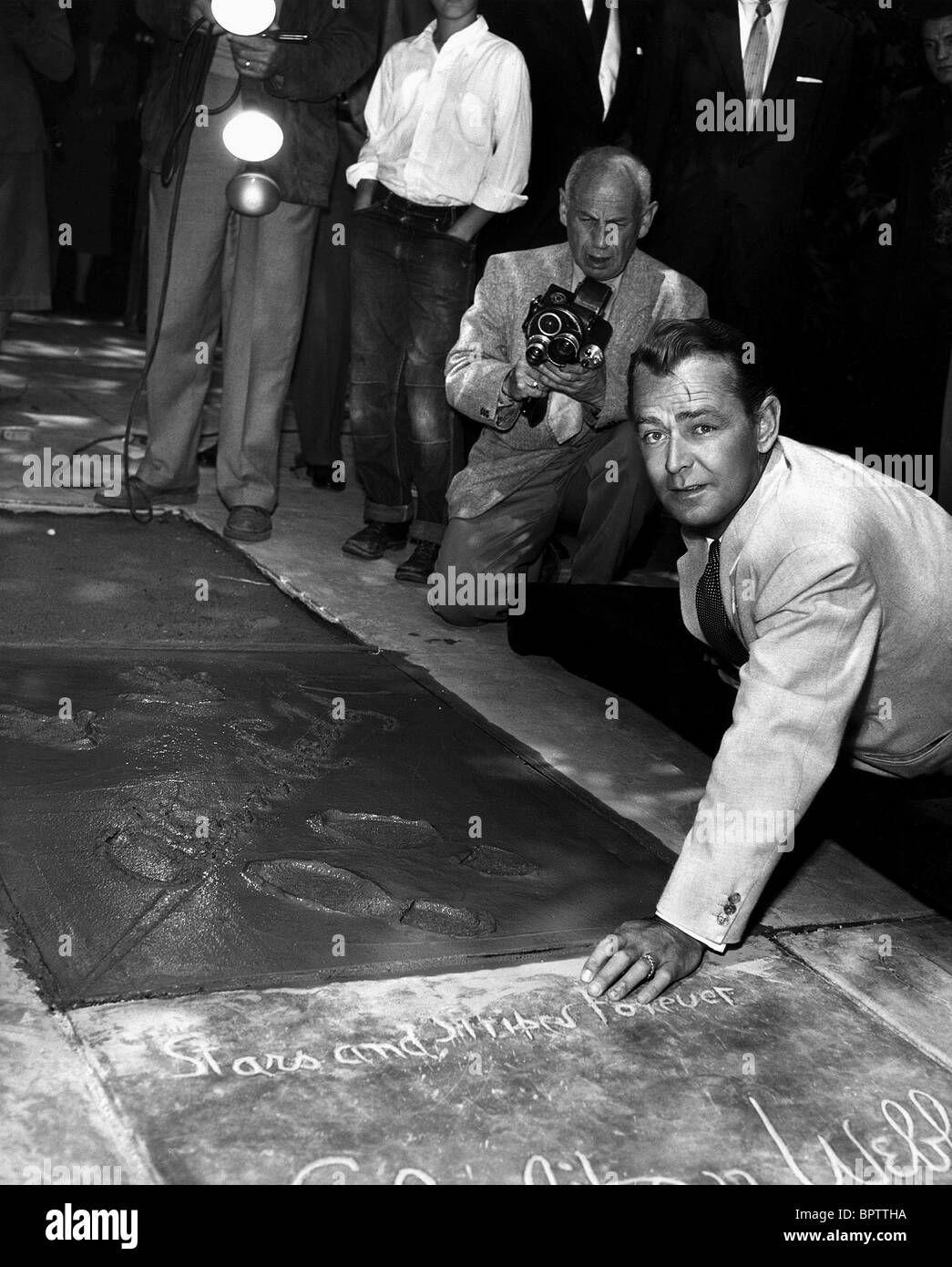 L'ACTEUR ALAN LADD DÉFINIT POUR LES MAINS ET LES TRACES (1954) Banque D'Images