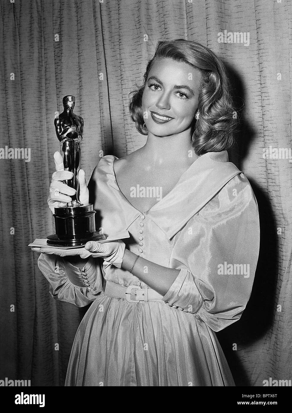 DOROTHY MALONE AVEC OSCAR ACTRICE (1957) Banque D'Images DOROTHY MALONE AVEC OSCAR ACTRICE (1957) Banque D'Images