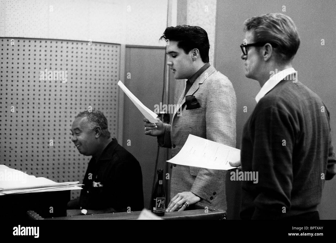 ELVIS PRESLEY DANS STUDIO chanteur et acteur (1957) Banque D'Images