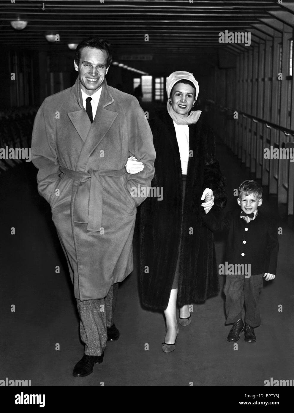CHARLTON HESTON LYDIA CLARKE & FRASER CLARKE HESTON ACTOR & FAMILY (1958) Banque D'Images