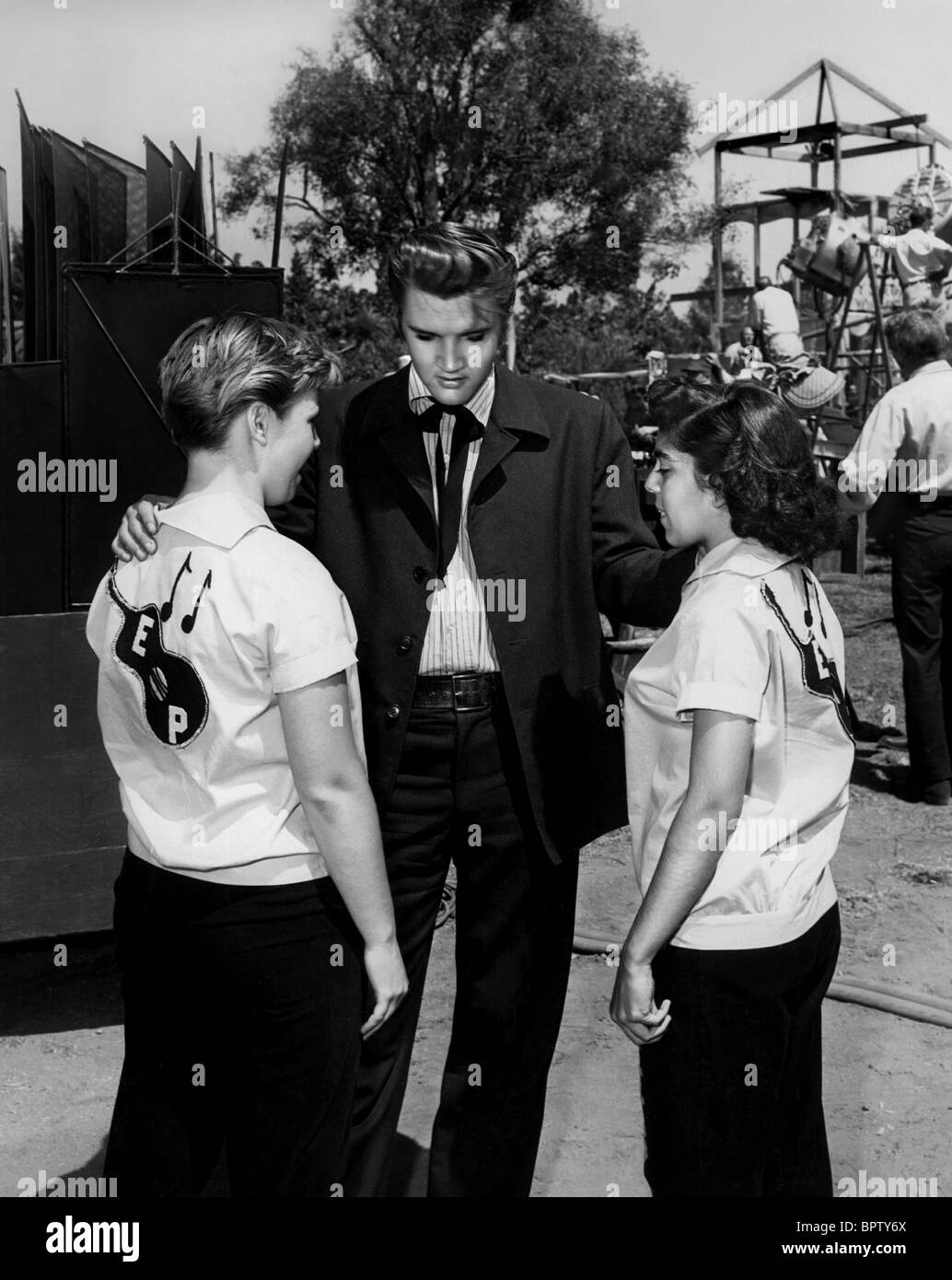 ELVIS PRESLEY avec de jeunes fans chanteur et acteur (1960) Banque D'Images