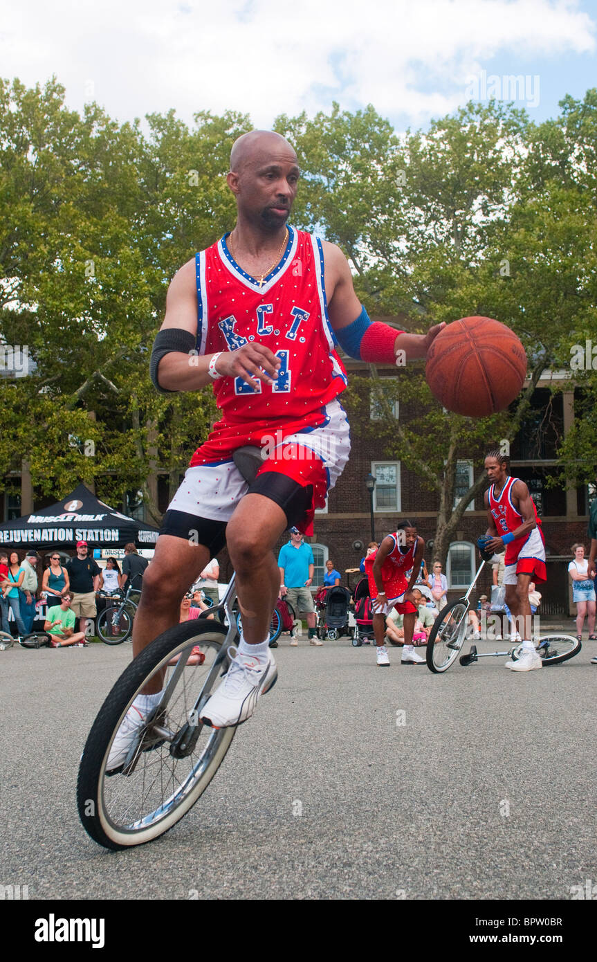 Le roi Charles l'équipe de basket-ball de Monocycle ne un monocycle Basket-ball démonstration, NYC Festival monocycle, Gouverneur de l'île Banque D'Images