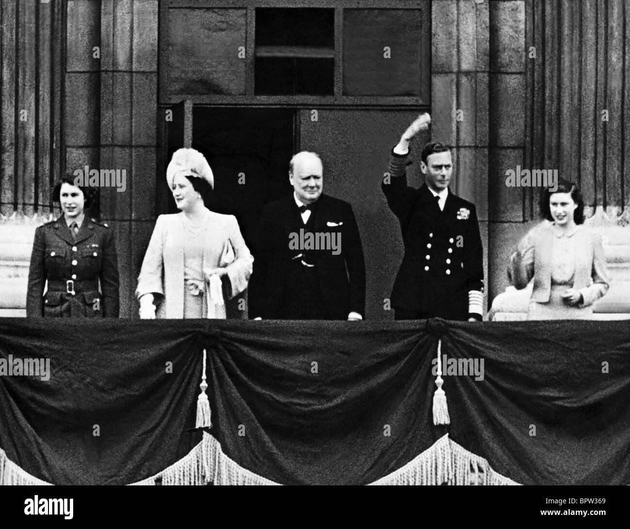 La princesse Elizabeth Reine Mère, WINSTON CHURCHILL, LE ROI GEORGE VI et la princesse Margaret Famille royale 10 Juin 1945 Banque D'Images