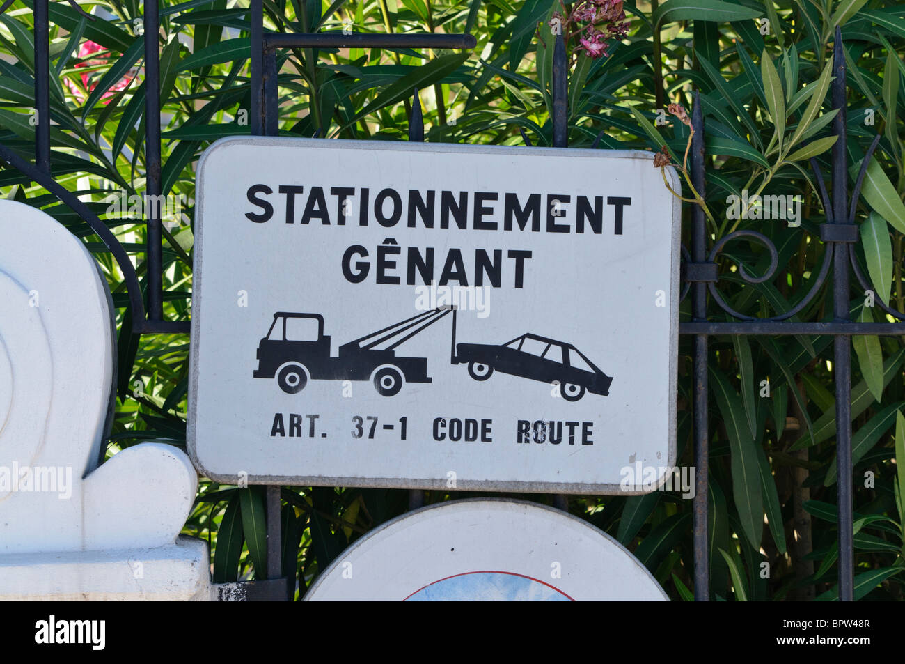 Aucun signe de stationnement français 'Stationnement' GENANT Banque D'Images