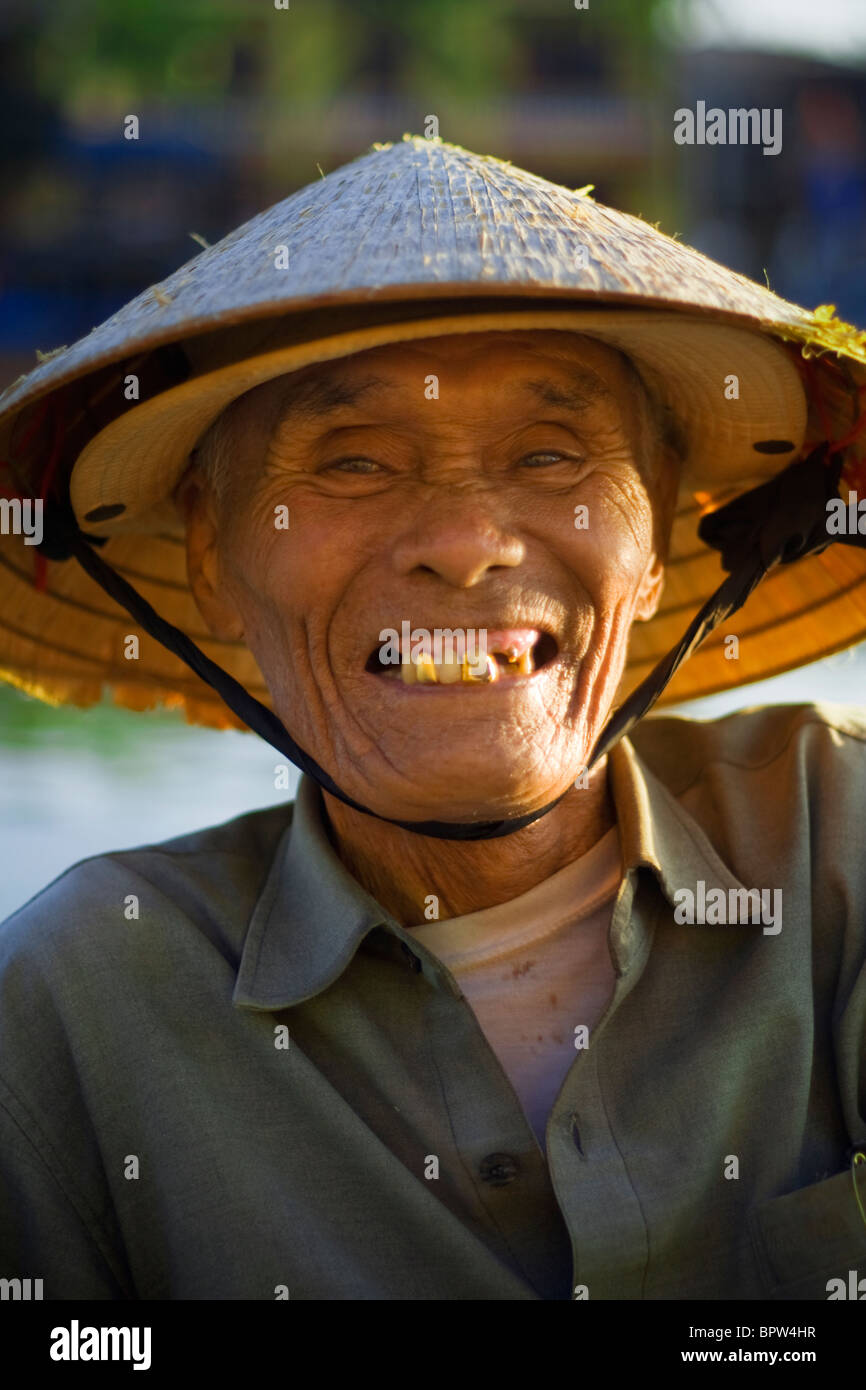 Vieux chinois avec des dents en or Photo Stock - Alamy