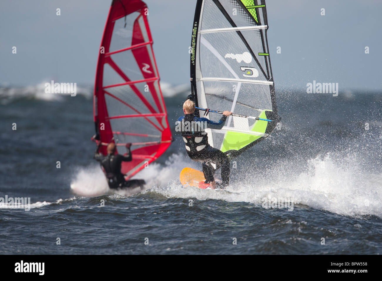 Deux windsurfer s'attaque à une vague Banque D'Images