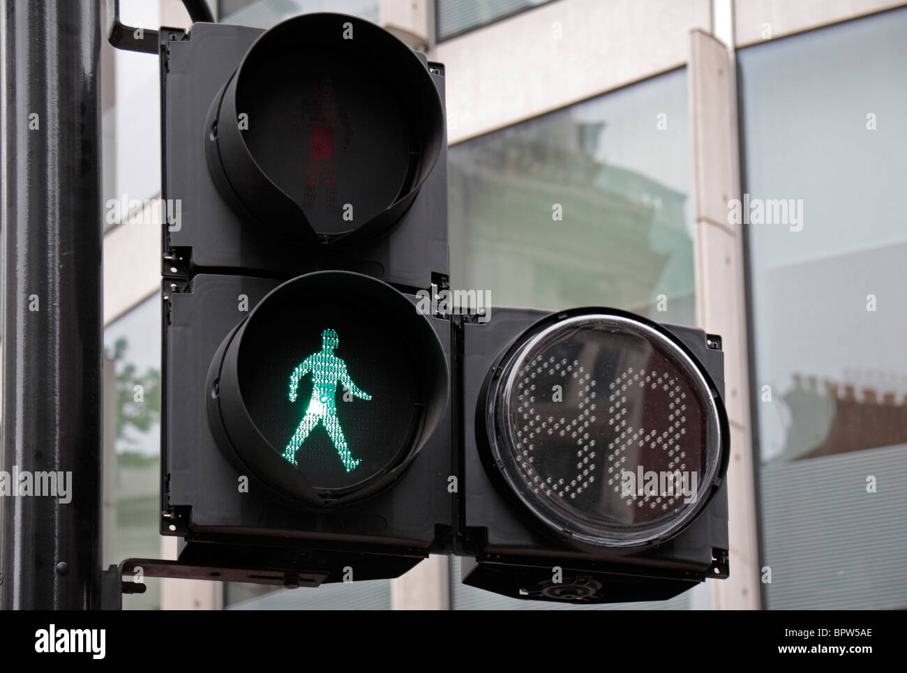 Un passage pour piétons homme vert avec un minuteur. Londres, Royaume-Uni. Banque D'Images