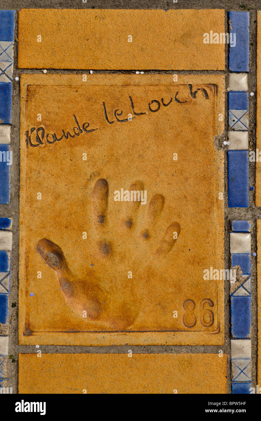 Handprint argile français du réalisateur Claude Lelouch à l'extérieur du Palais des Festivals et des Congrès, Cannes Banque D'Images