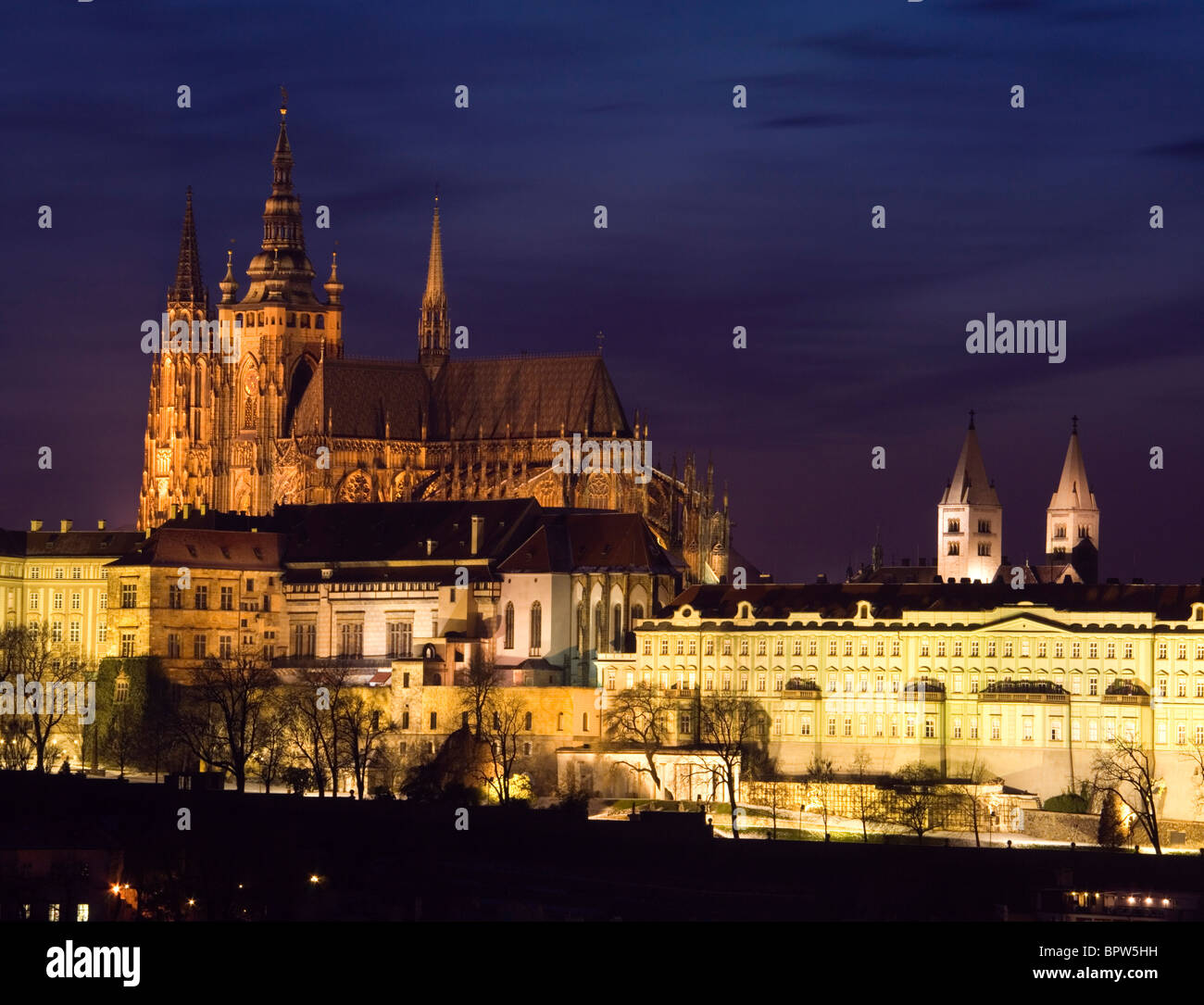 Le château de Prague et la cathédrale Saint-Guy, au crépuscule, en République tchèque. Banque D'Images