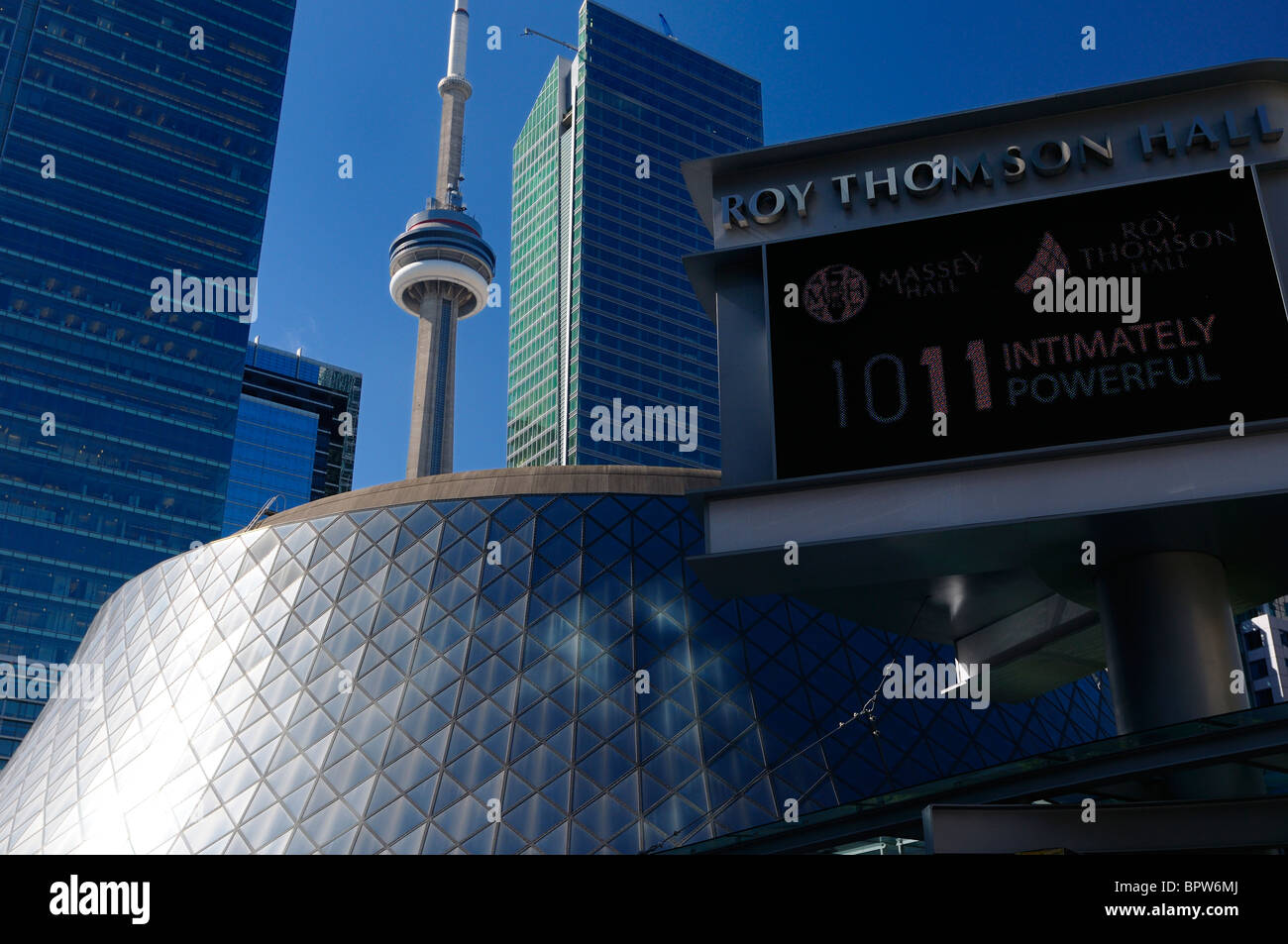 Roy Thomson Hall et signer avec les tours d'habitation de Toronto Banque D'Images