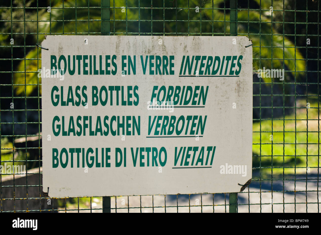 Sign in multilingue Français, Anglais, allemand et italien en disant 'Bouteilles en verre interdites' Banque D'Images