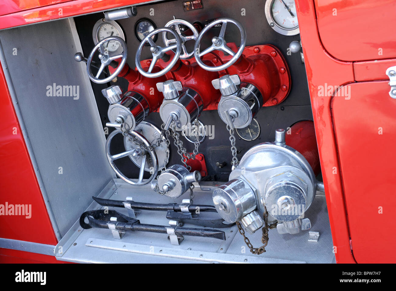 Photo de l'équipement de commande de la pompe sur un moteur feu Dennis vintage britannique Banque D'Images