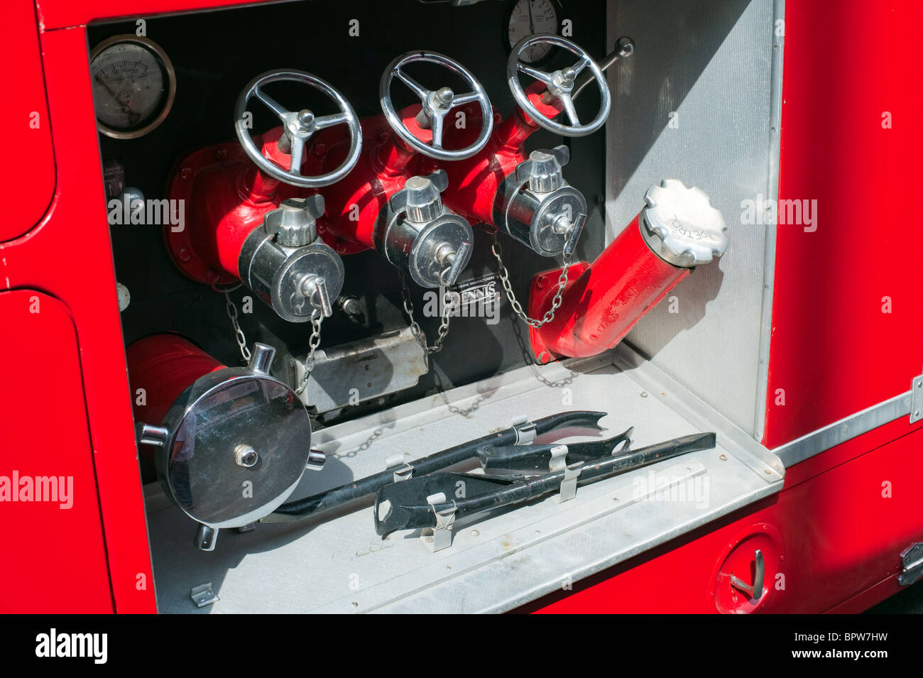 Photo de l'équipement de commande de la pompe sur un moteur feu Dennis vintage Banque D'Images