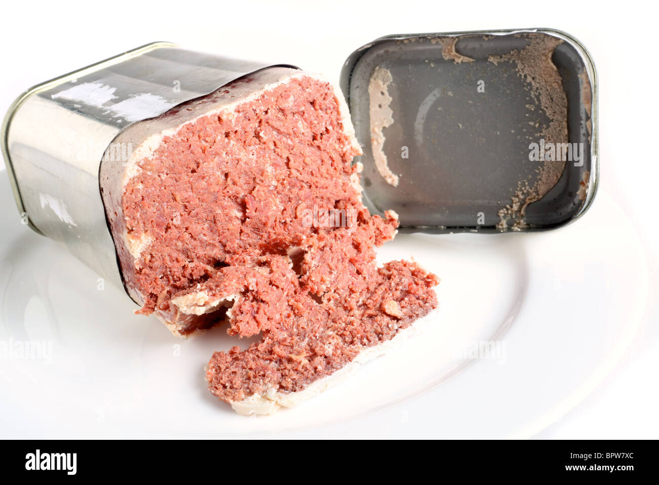 Une boîte de cornedbeef ou bully beef ouvert sur une plaque Photo Stock Alamy