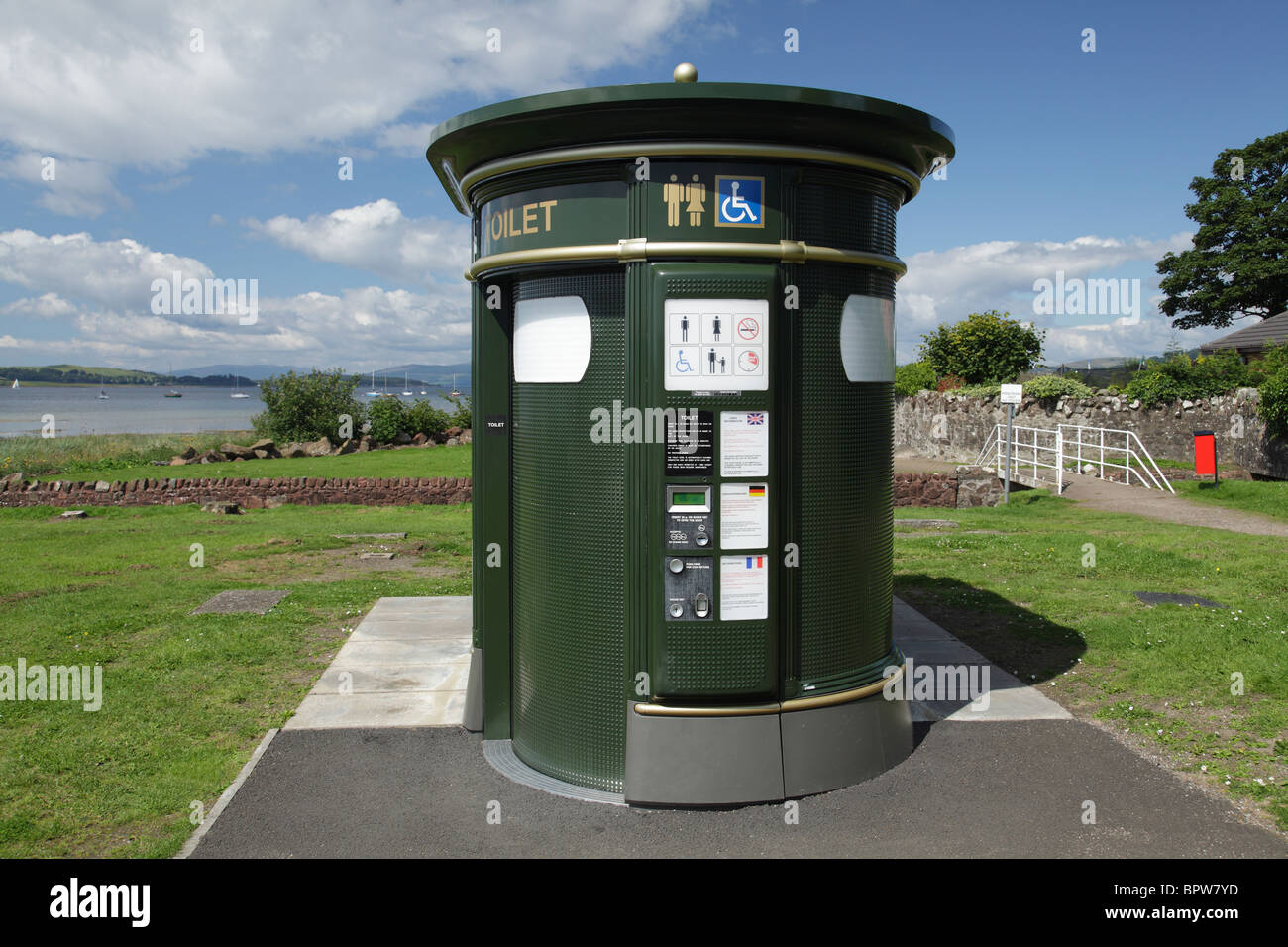 toilettes publiques modernes à Fairlie, sur le sentier côtier d'Ayrshire, à côté du Firth of Clyde, sur la côte ouest de l'Écosse, au Royaume-Uni Banque D'Images