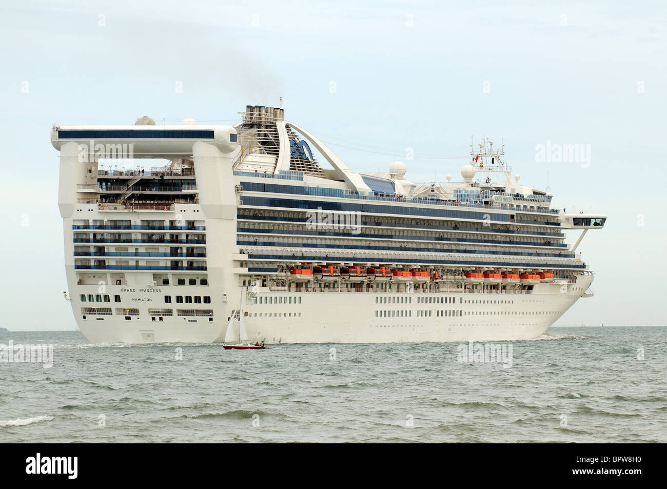 Le Grand Princess bateau de croisière en cours sur l'eau dans le sud de l'Angleterre Southampton UK vu de Calshot Spit Hampshire Banque D'Images