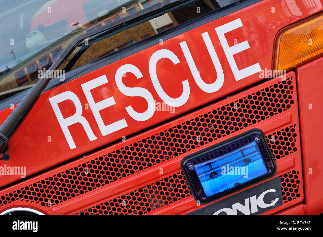 Le mot "sauver" écrit l'avant d'un British red fire engine Banque D'Images