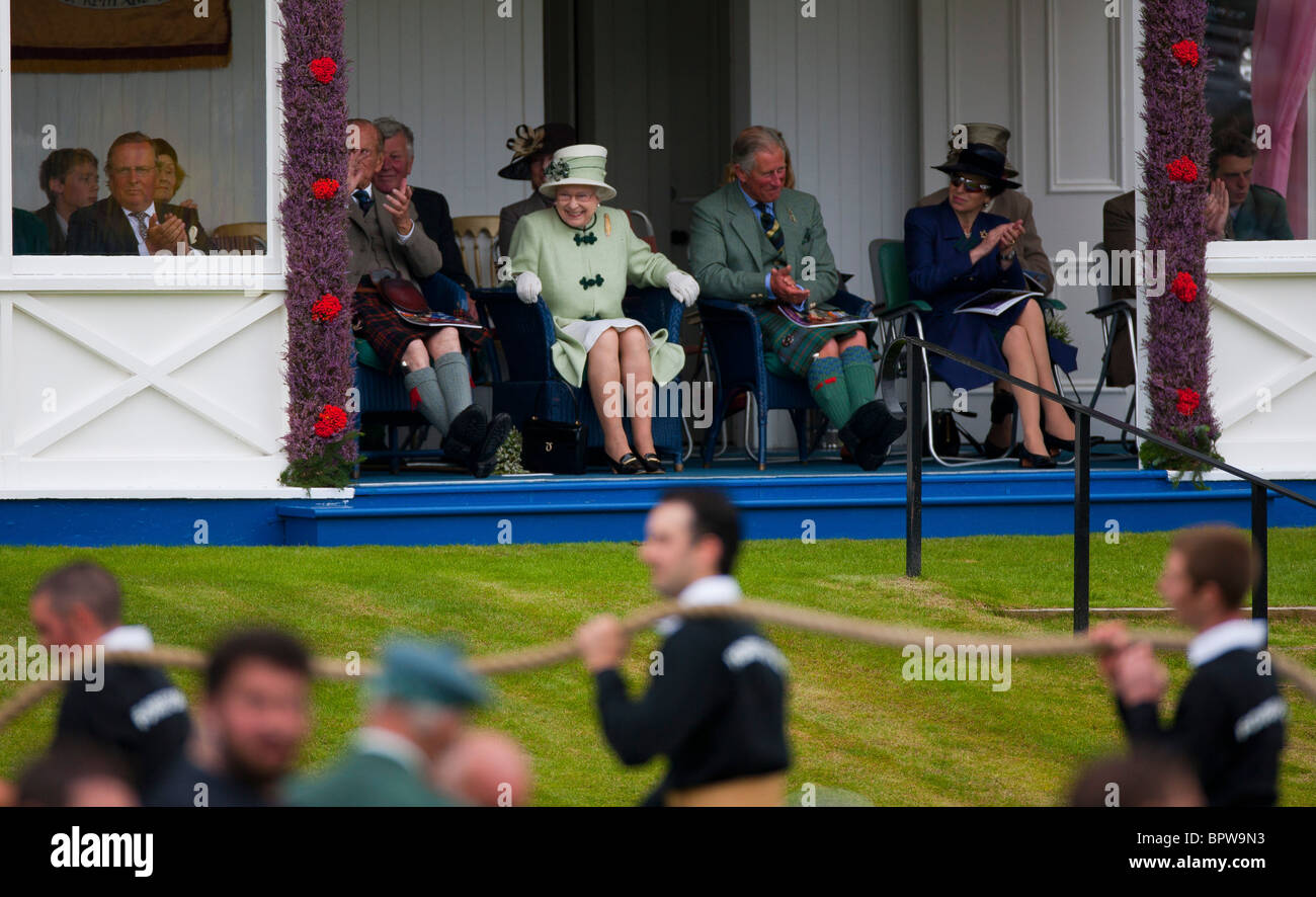 Le Royal Highland Braemar Gathering assisté par Sa Majesté la Reine Elizabeth II Banque D'Images